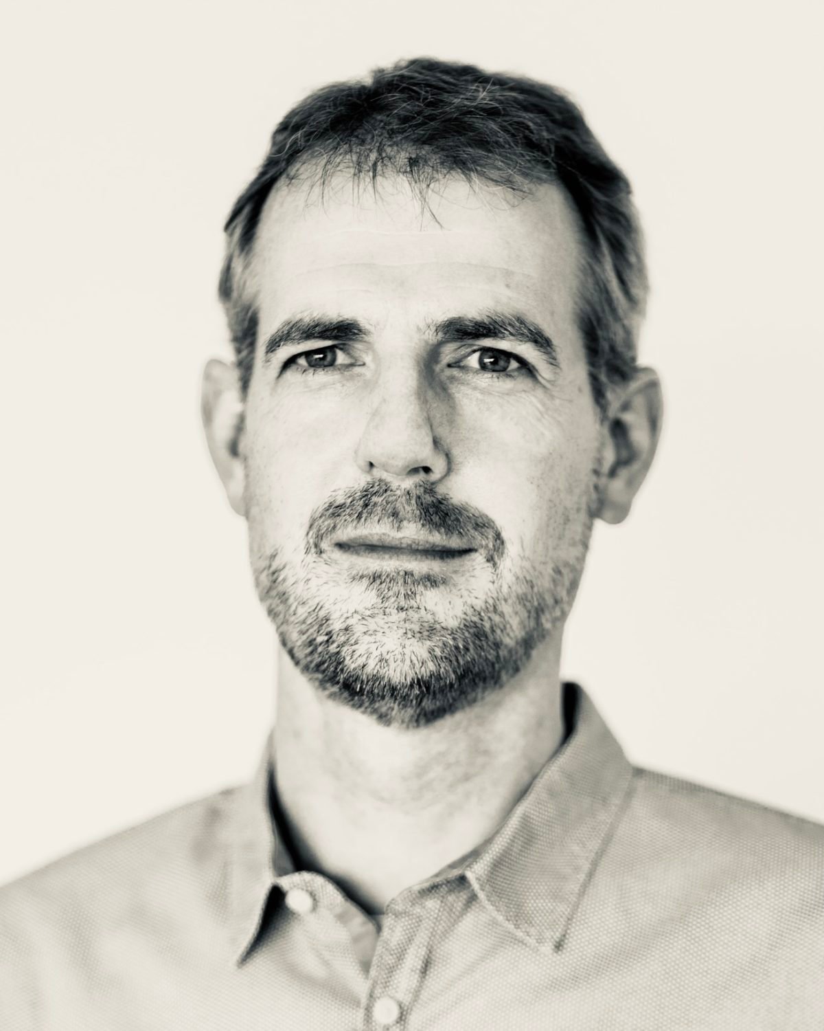 Portrait photo Prof. Dr. Dr. Norman Sieroka