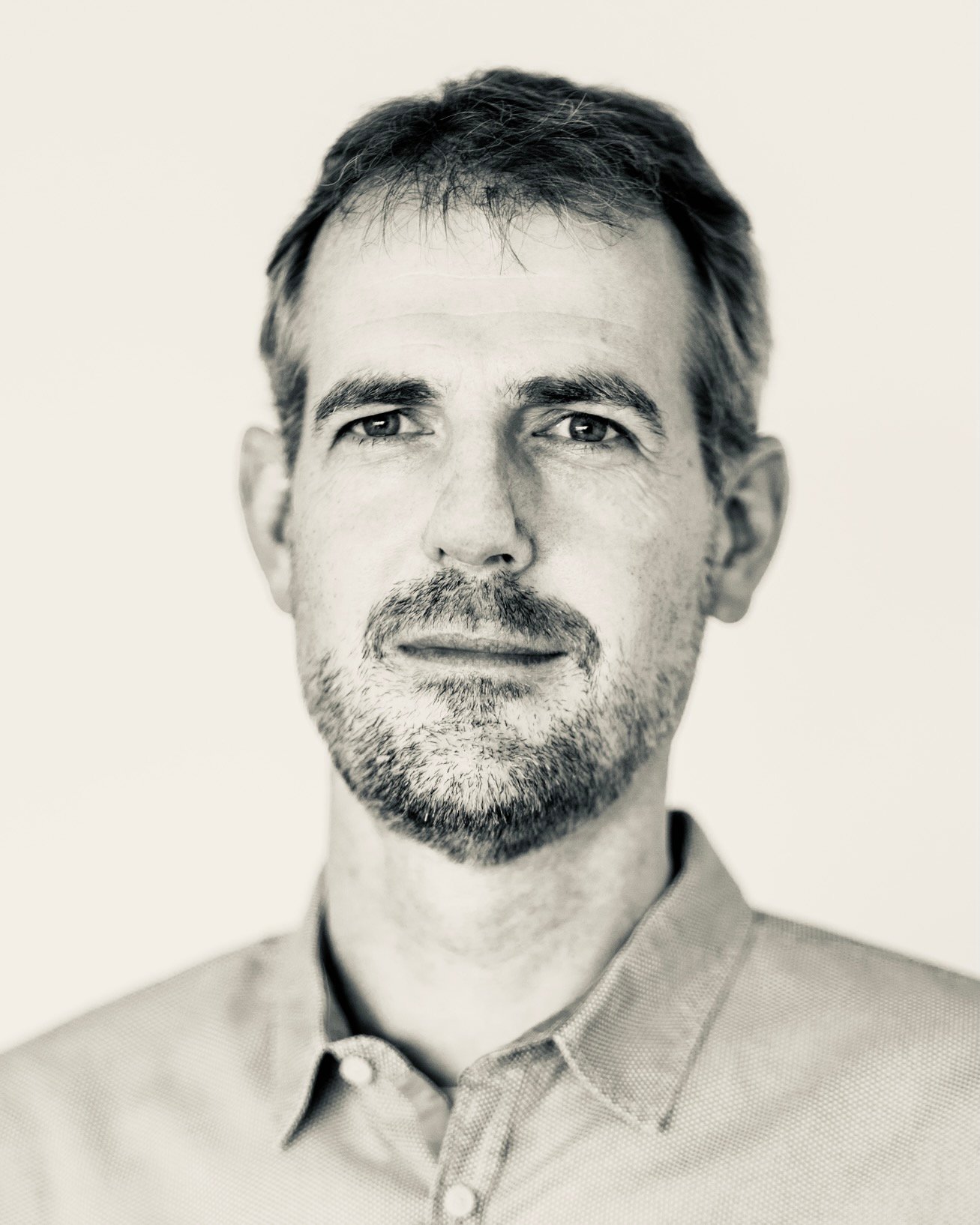 Portrait photo Prof. Dr. Dr. Norman Sieroka